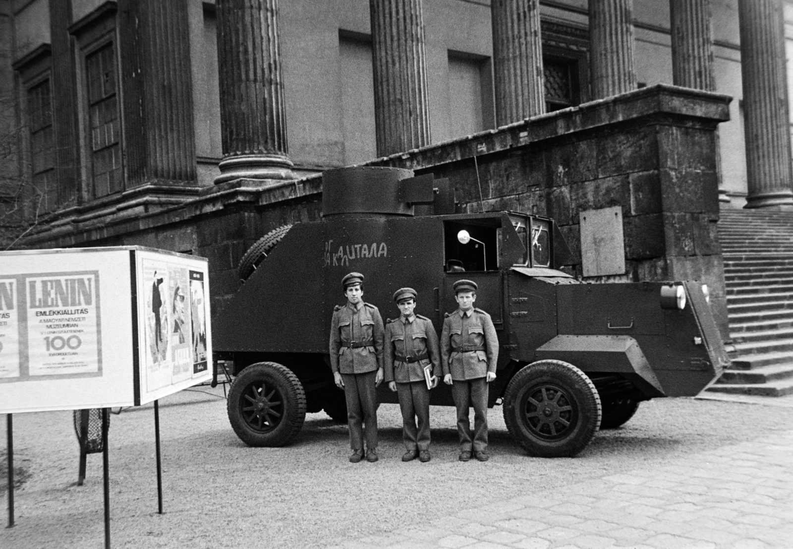 Hungary, Budapest VIII., Magyar Nemzeti Múzeum, kiállítás Lenin születésének centenáriumán, 1970. áprilisában. Lenin páncélautójának mása., 1970, Bojár Sándor, Budapest, poster, armoured car, replica, Fortepan #195585