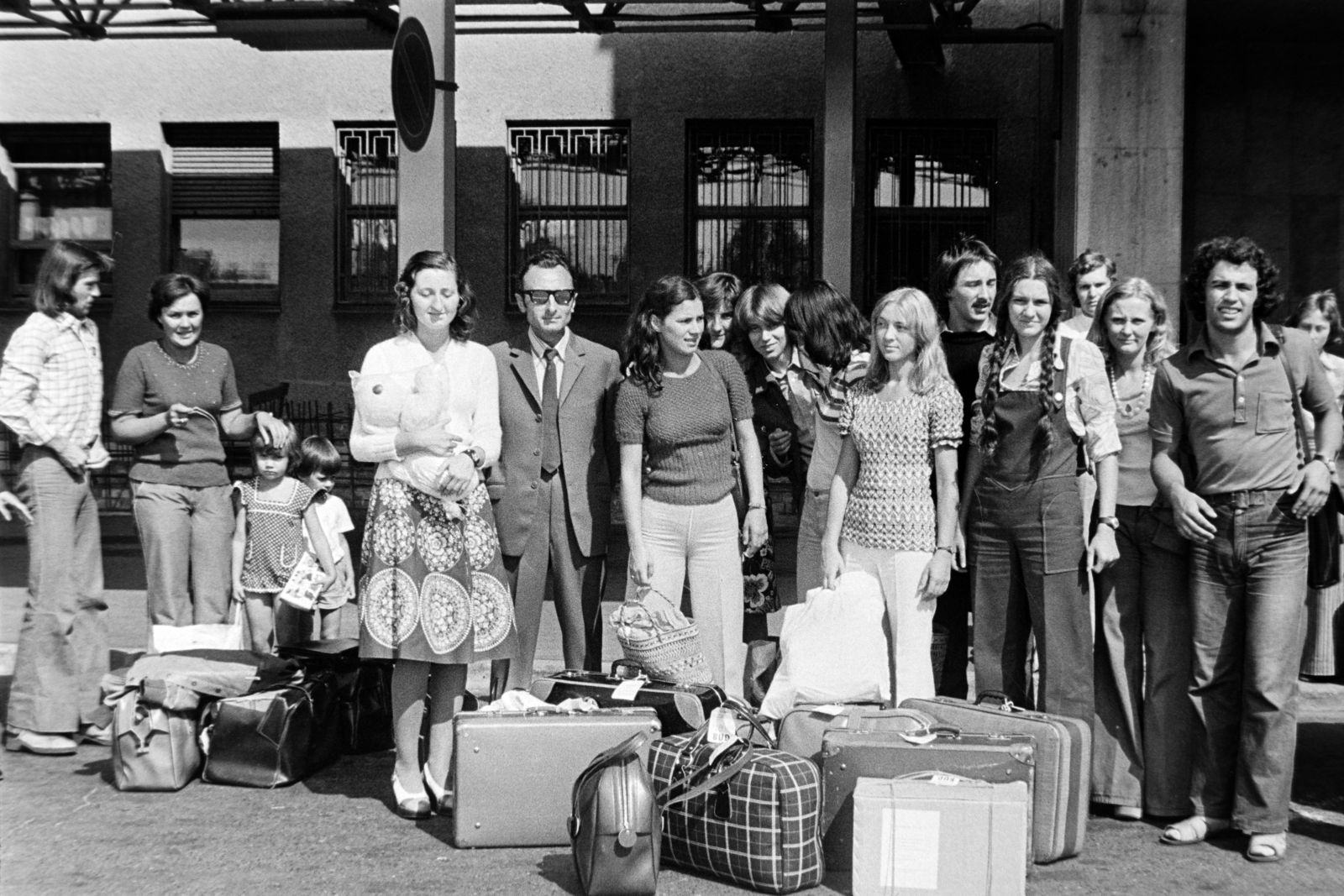 Magyarország, Ferihegyi (ma Liszt Ferenc) repülőtér, Budapest XVIII., 1975, Bojár Sándor, Budapest, kakukktojás, utas, Fortepan #195609