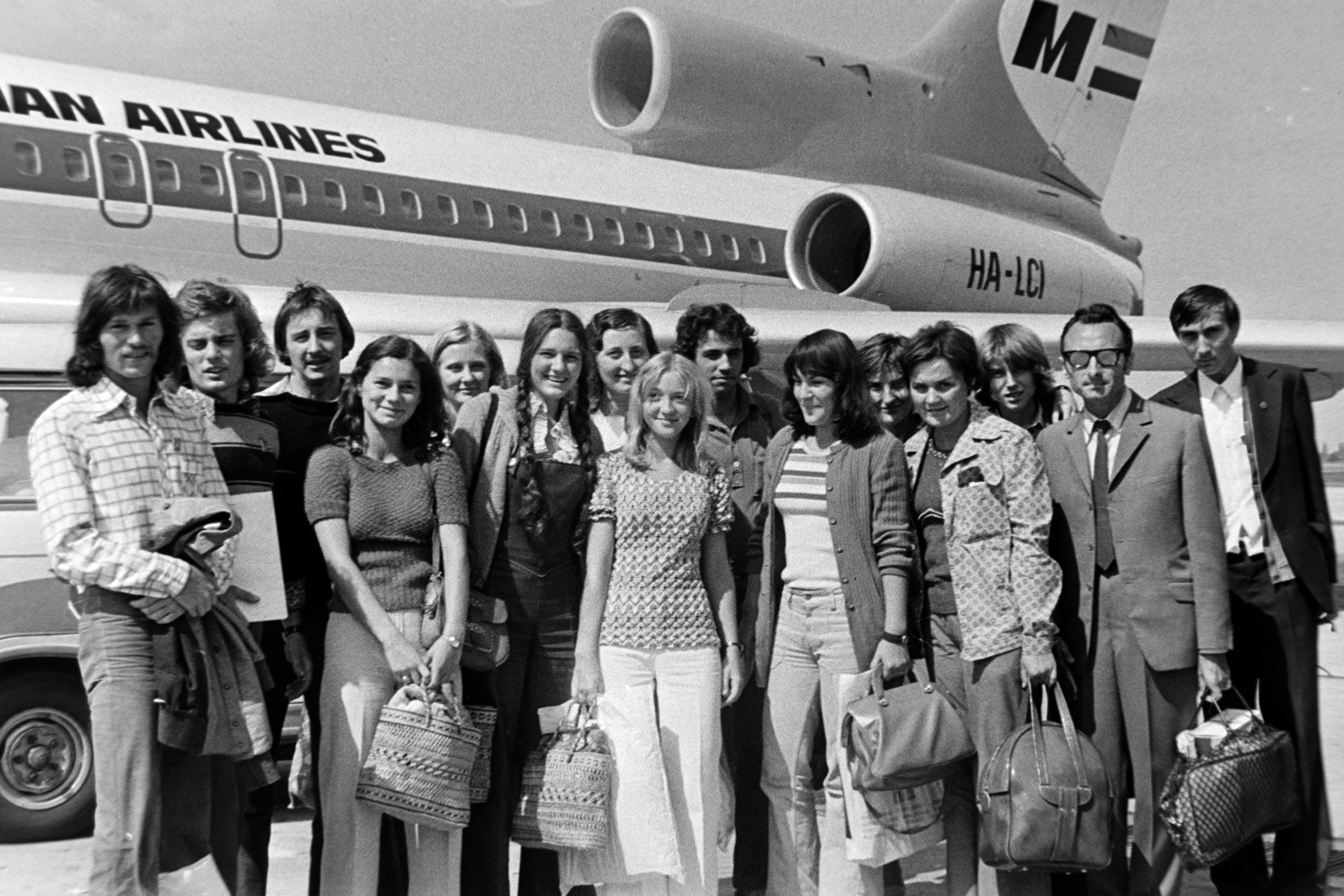 Hungary, Ferihegy (now - Ferenc Liszt) International Airport, Budapest XVIII., 1975, Bojár Sándor, Budapest, tableau, bag, wicker bag, passenger, Fortepan #195610