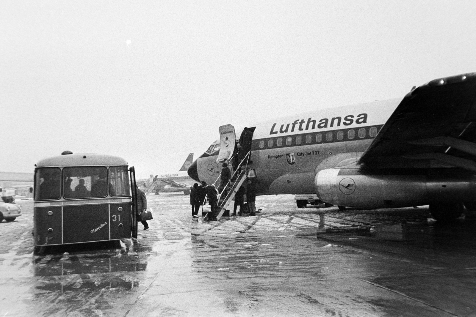 Germany, Frankfurt am Main, a Frankfurti repülőtér., 1970, Bojár Sándor, airplane, Lufthansa airlines, Boeing-brand, airport bus, Fortepan #195611