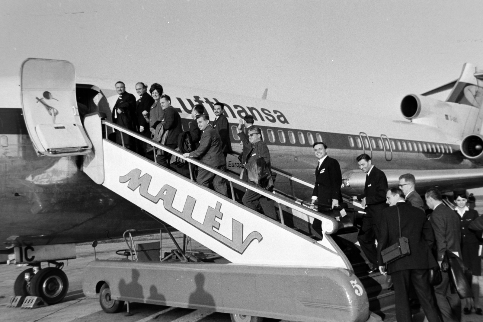 Hungary, Ferihegy (now - Ferenc Liszt) International Airport, Budapest XVIII., 1970, Bojár Sándor, Budapest, Hungarian Airlines, airplane, aircraft steps, cabin crew, Fortepan #195612