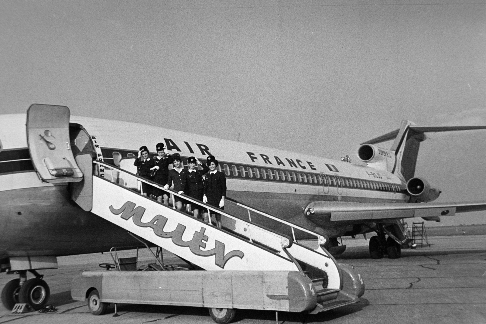 Hungary, Ferihegy (now - Ferenc Liszt) International Airport, Budapest XVIII., 1970, Bojár Sándor, Budapest, Hungarian Airlines, airplane, aircraft steps, cabin crew, Fortepan #195614