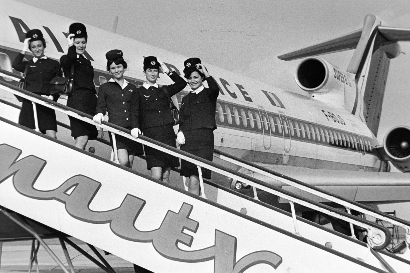 Hungary, Ferihegy (now - Ferenc Liszt) International Airport, Budapest XVIII., 1970, Bojár Sándor, Budapest, Hungarian Airlines, airplane, aircraft steps, cabin crew, Fortepan #195616