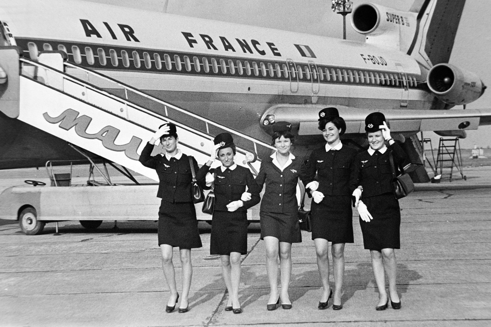 Hungary, Ferihegy (now - Ferenc Liszt) International Airport, Budapest XVIII., 1970, Bojár Sándor, airplane, Boeing-brand, Air France airlines, Budapest, aircraft steps, cabin crew, Fortepan #195617