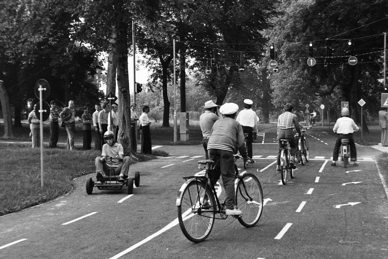 Hungary, Soponya-Nagyláng, a Zichy kastély (ekkor Soponyai Gyermekváros) parkjában kiépített közlekedési park., 1978, Bojár Sándor, back, bicycle, Fortepan #195619