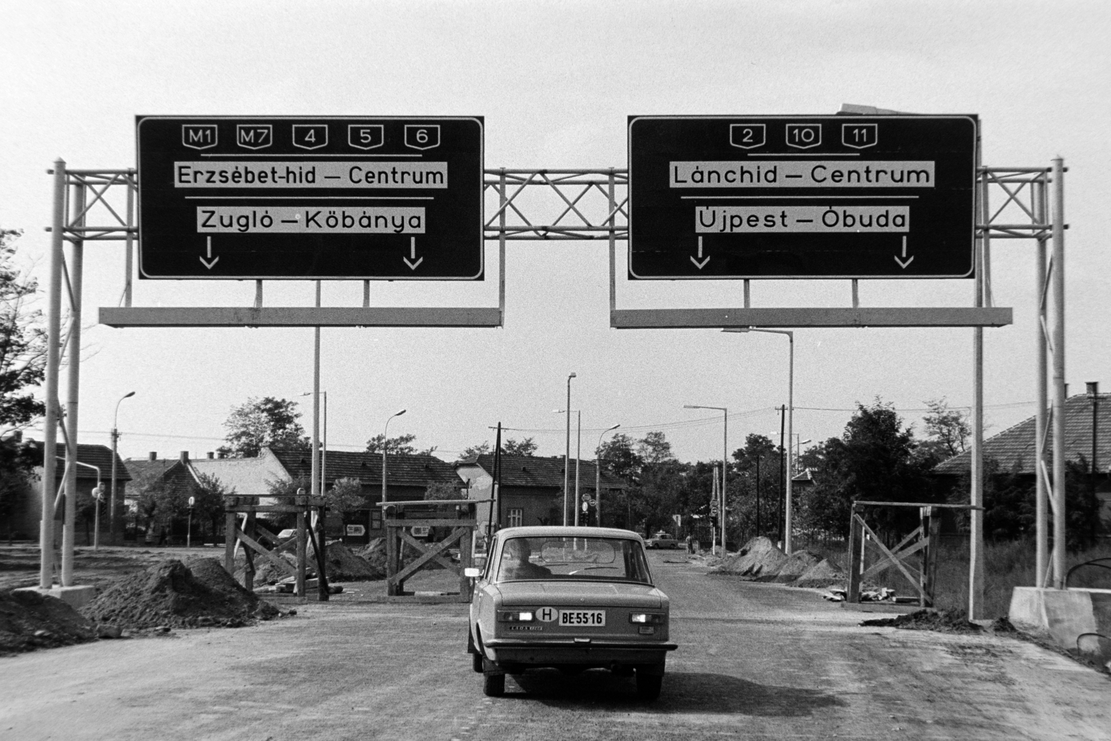 Magyarország, Rákospalota, Budapest XV., az M3-as autópálya lehajtójának építése, háttérben a Szentmihályi út., 1978, Bojár Sándor, rendszám, Budapest, Fortepan #195623