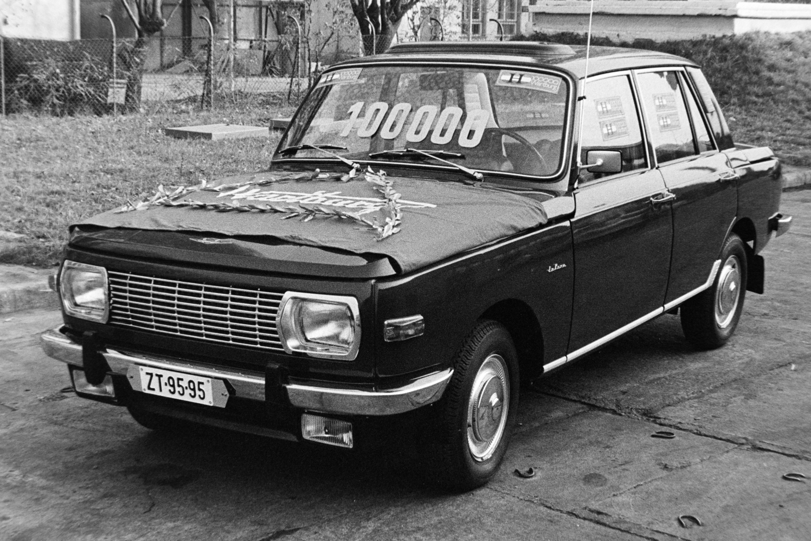 Hungary, Csepeli Szabadkikötő, Budapest XXI., Petróleum utca 4., a Merkur Személygépkocsi Értékesítő Vállalat telephelye. A százezredik Magyarországra szállított Wartburg., 1977, Bojár Sándor, number plate, Budapest, Fortepan #195629