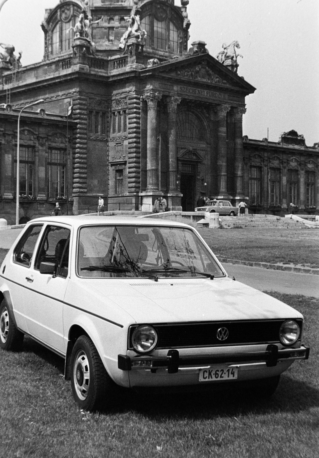 Hungary, Budapest XIV., Széchenyi fürdő, előtérben az Autó-Motor közlekedési témájú magazin munkatársai által tesztelt Volkswagen Golf Diesel típusú személygépkocsi., 1977, Bojár Sándor, number plate, Budapest, Volkswagen-brand, Fortepan #195631