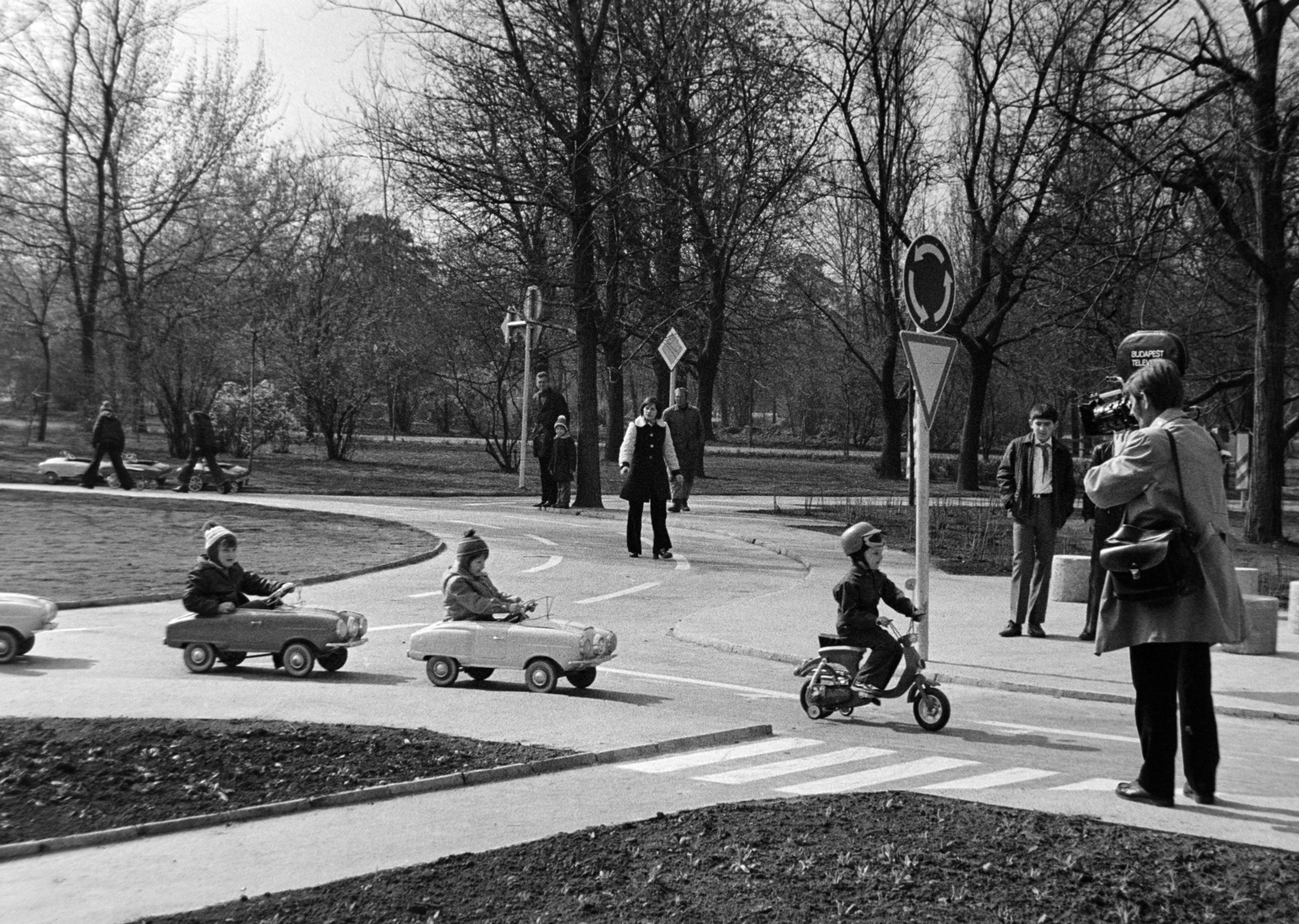 Magyarország, Városliget, Budapest XIV., KRESZ-játszópark., 1975, Bojár Sándor, pedálos autó, Budapest, Fortepan #195637