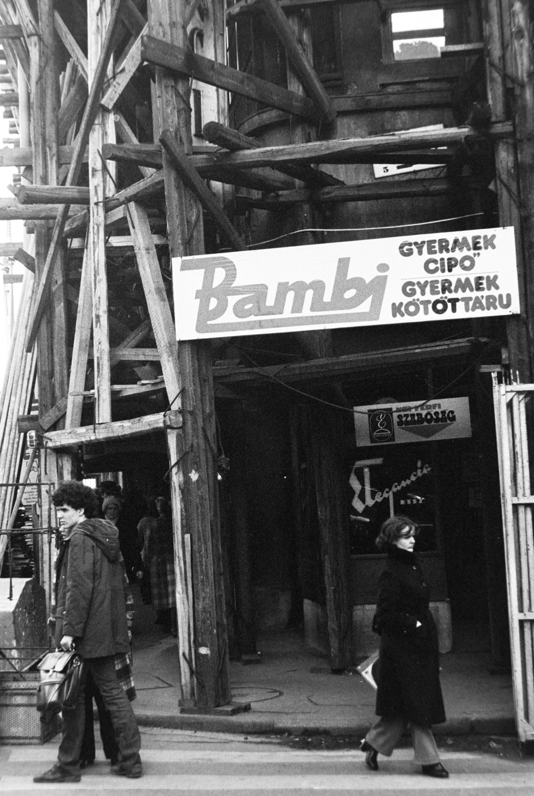 Hungary, Budapest V., Váci utca - Deák Ferenc utca sarok a Vörösmarty térnél., 1979, Bojár Sándor, Budapest, Fortepan #195638
