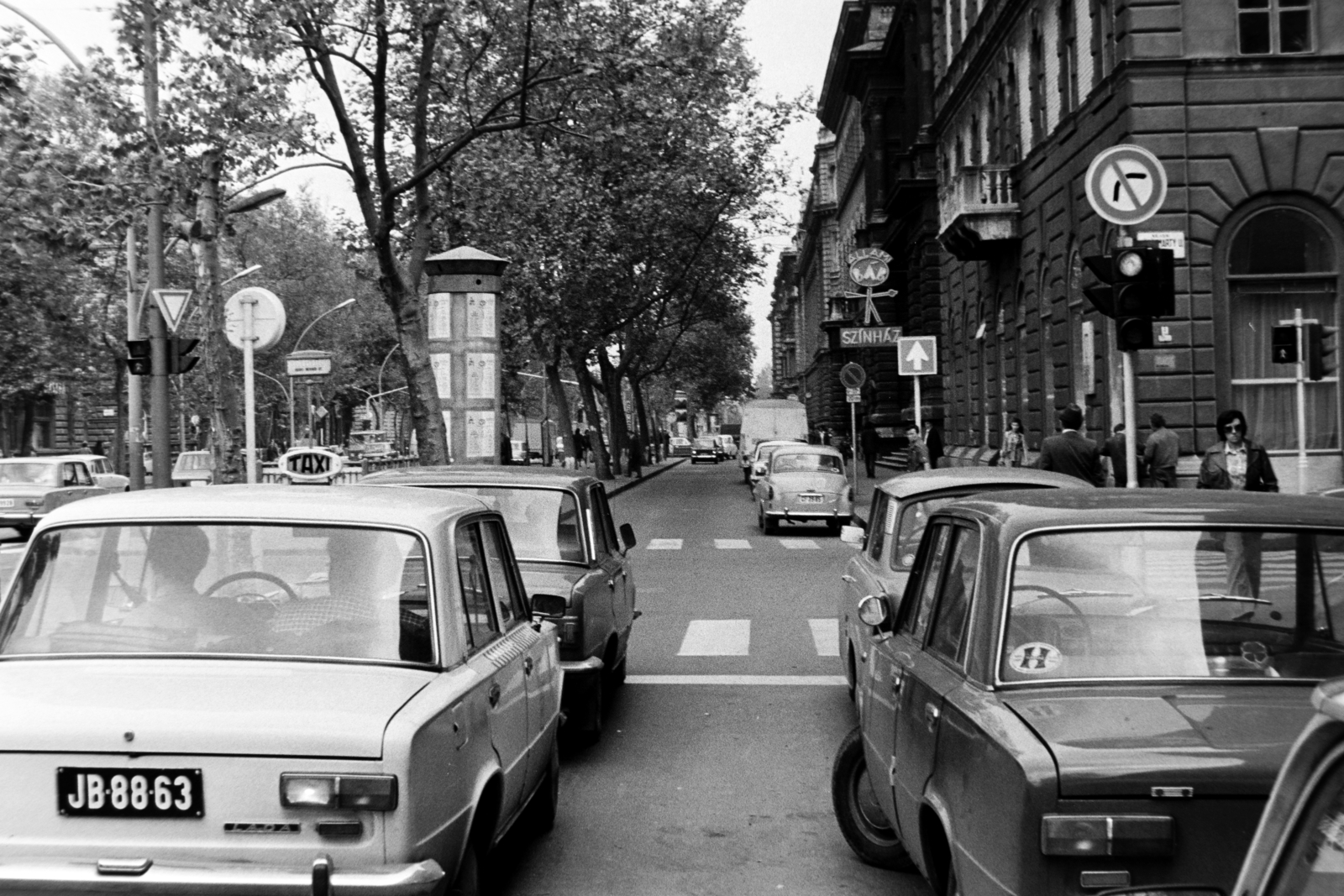 Hungary, Budapest VI., Andrássy út (Népköztársaság útja) a Vörösmarty utcától az Izabella utca felé nézve., 1979, Bojár Sándor, number plate, Budapest, Fortepan #195639