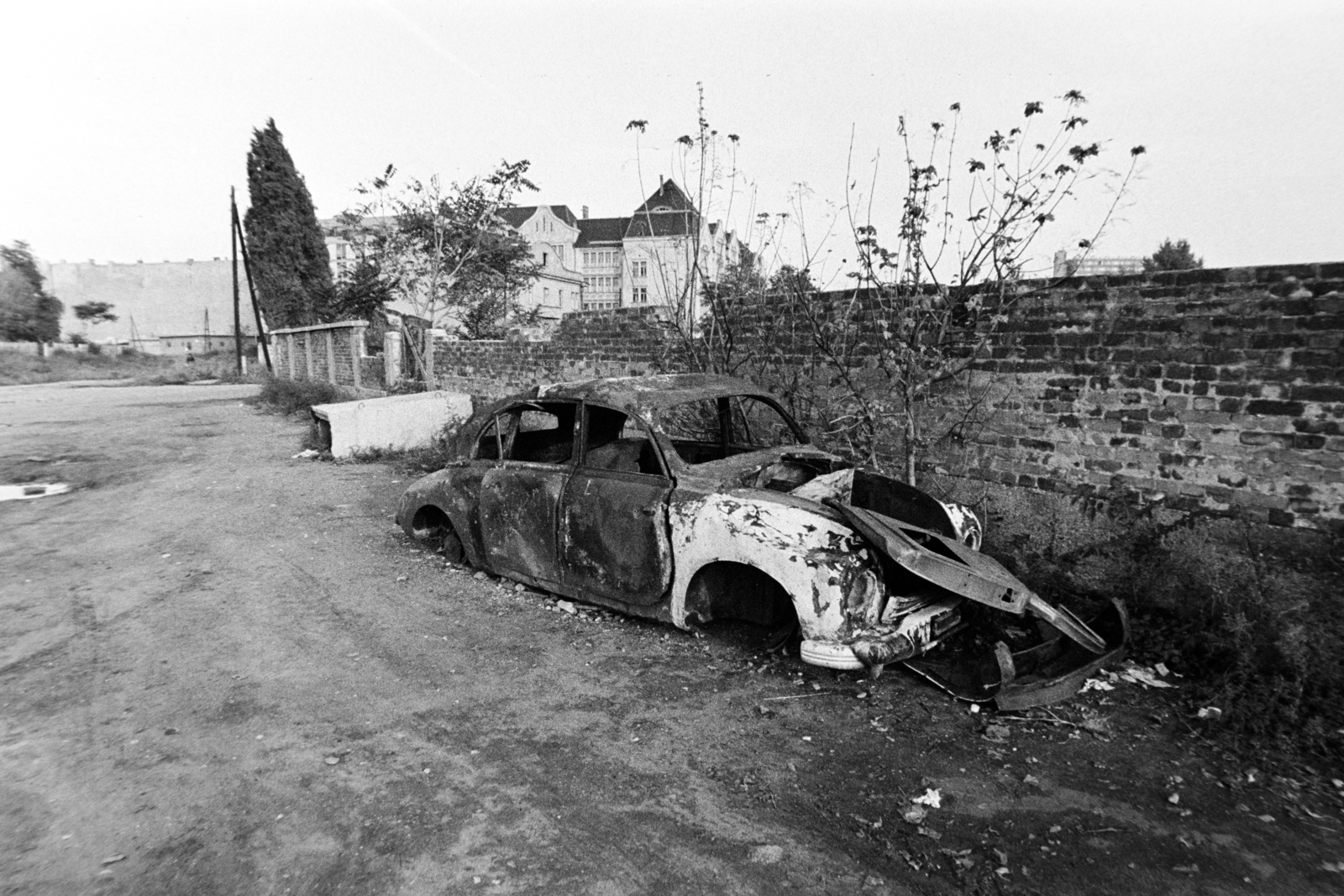 Magyarország, Budapest XIII., Kárpát utca, a téglakerítés végénél keresztben a Tutaj utca a Pannónia utca felé, ott a Sallai Imre (később Pannónia) Általános iskola., 1974, Bojár Sándor, járműroncs, Budapest, Tatra 87, Fortepan #195644