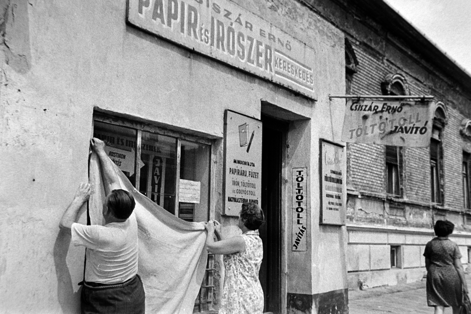 Hungary, Debrecen, Csapó utca 40., Csiszár Ernő papír és írószer kereskedése, töltőtolljavító üzlete., 1970, Bojár Sándor, paper shop, fountain pen shop, Fortepan #195665