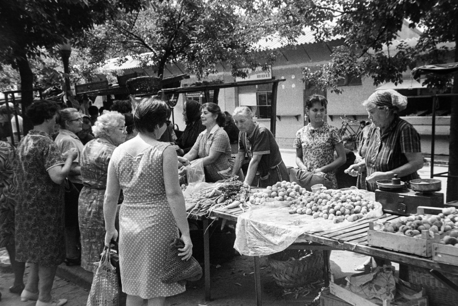 Hungary, Debrecen, piac., 1970, Bojár Sándor, scale, market, fruit, Fortepan #195668