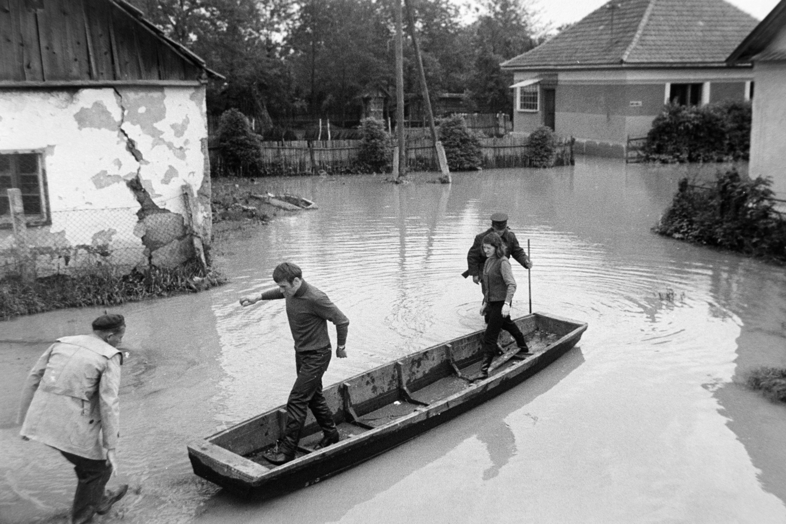 1970, Bojár Sándor, flood, boat, Fortepan #195683