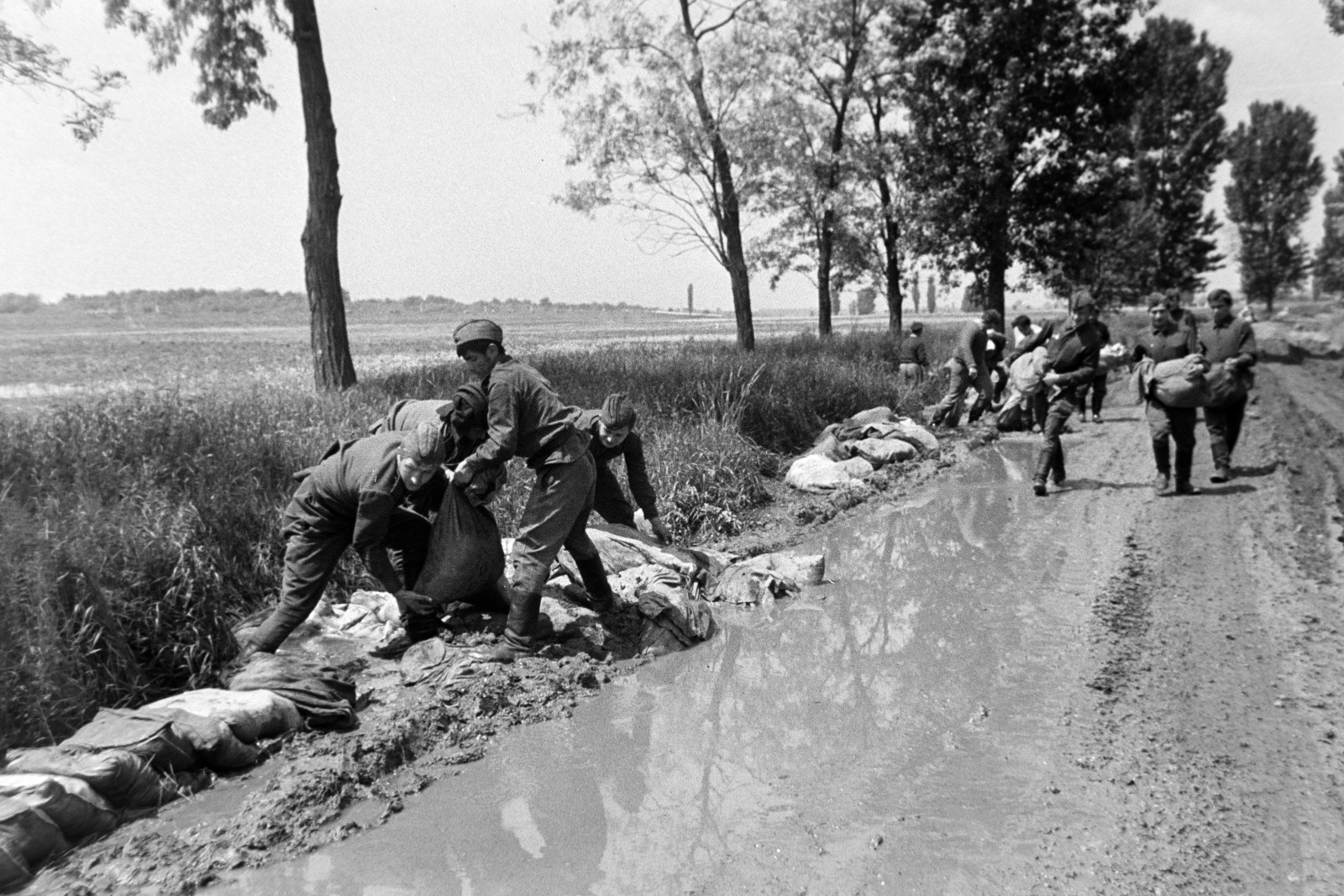 Hungary, Maroslele, a felvétel az 1970. tavaszi árvíz idején készült., 1970, Bojár Sándor, flood, sandbag, Soviet soldier, Fortepan #195688