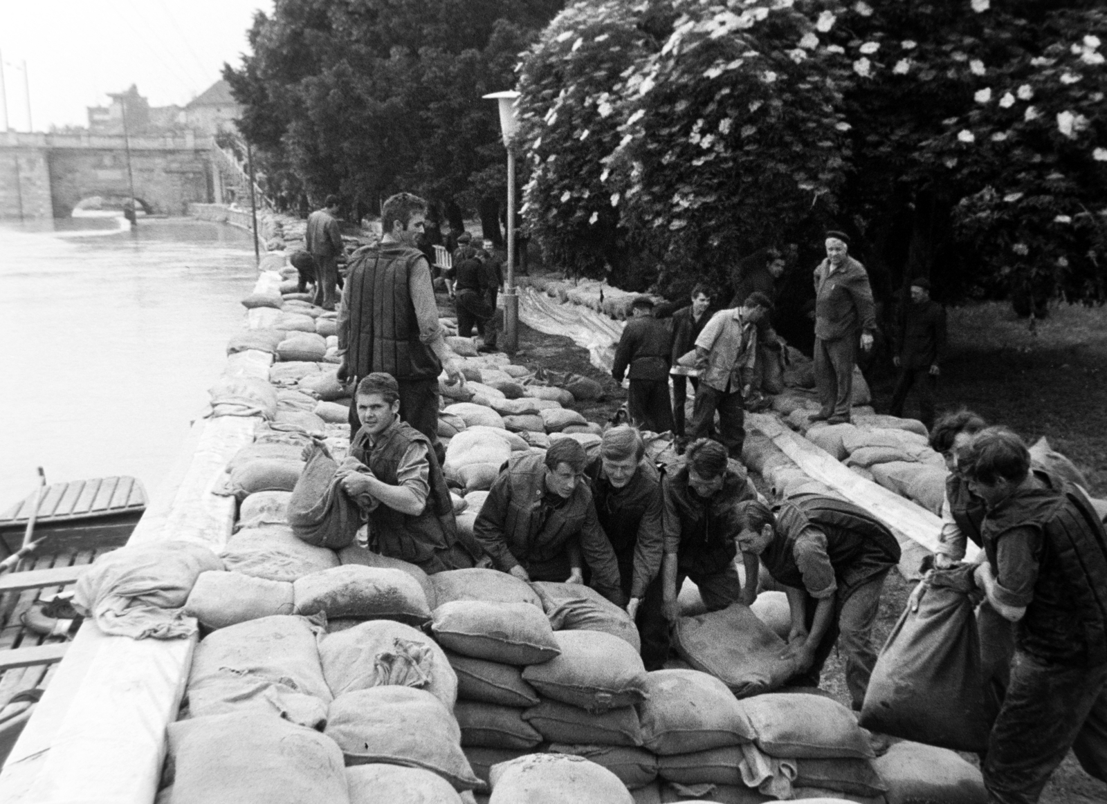 Magyarország, Szeged, Stefánia (Tanácsköztársaság útja), háttérben a Belvárosi híd és az ideiglenes gyalogos feljáró. A felvétel az 1970. tavaszi árvíz idején készült., 1970, Bojár Sándor, homokzsák, árvízvédelem, Fortepan #195697
