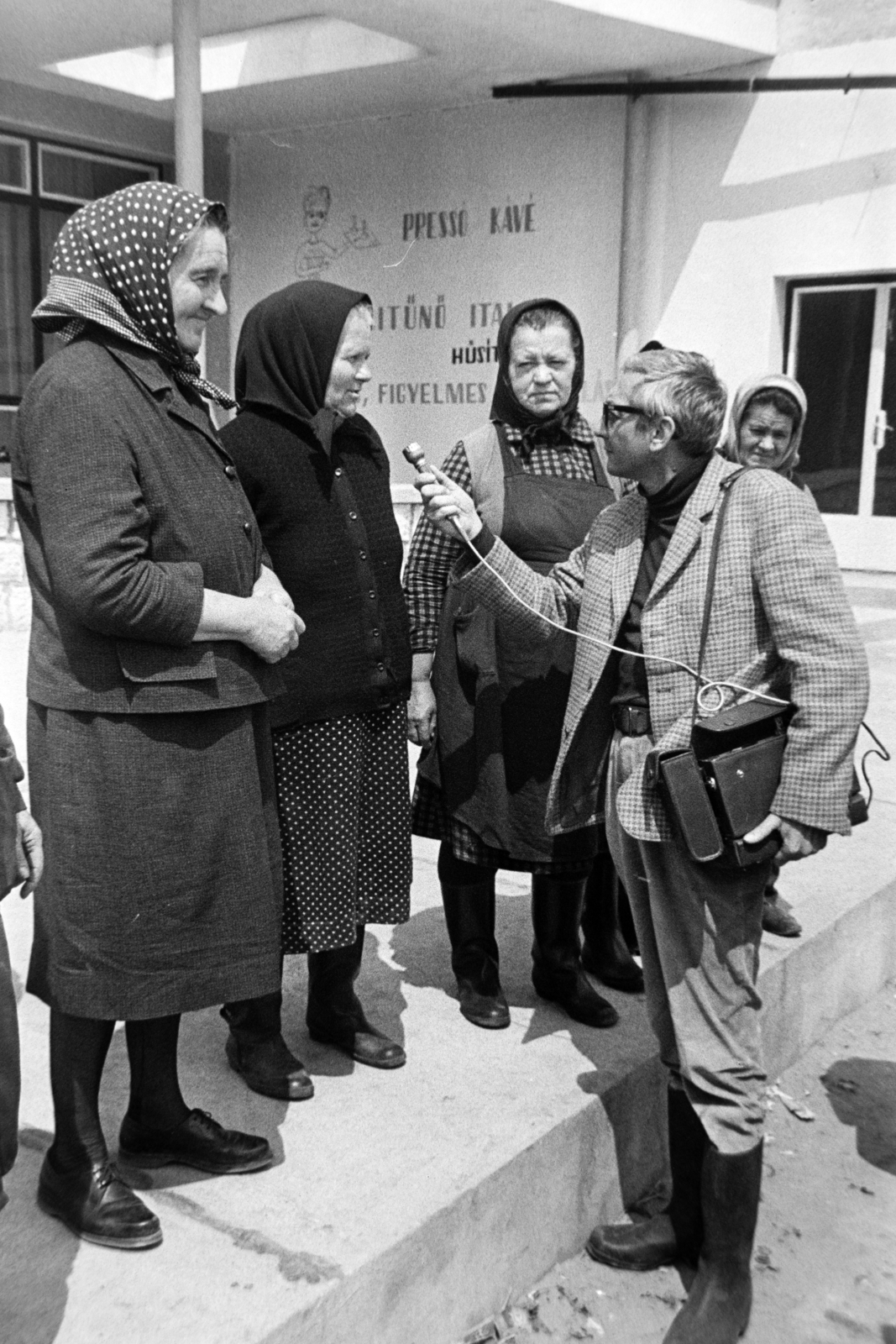 Hungary, a riporter Nagy Tibor., 1970, Bojár Sándor, old person, microphone, reporter, Fortepan #195699