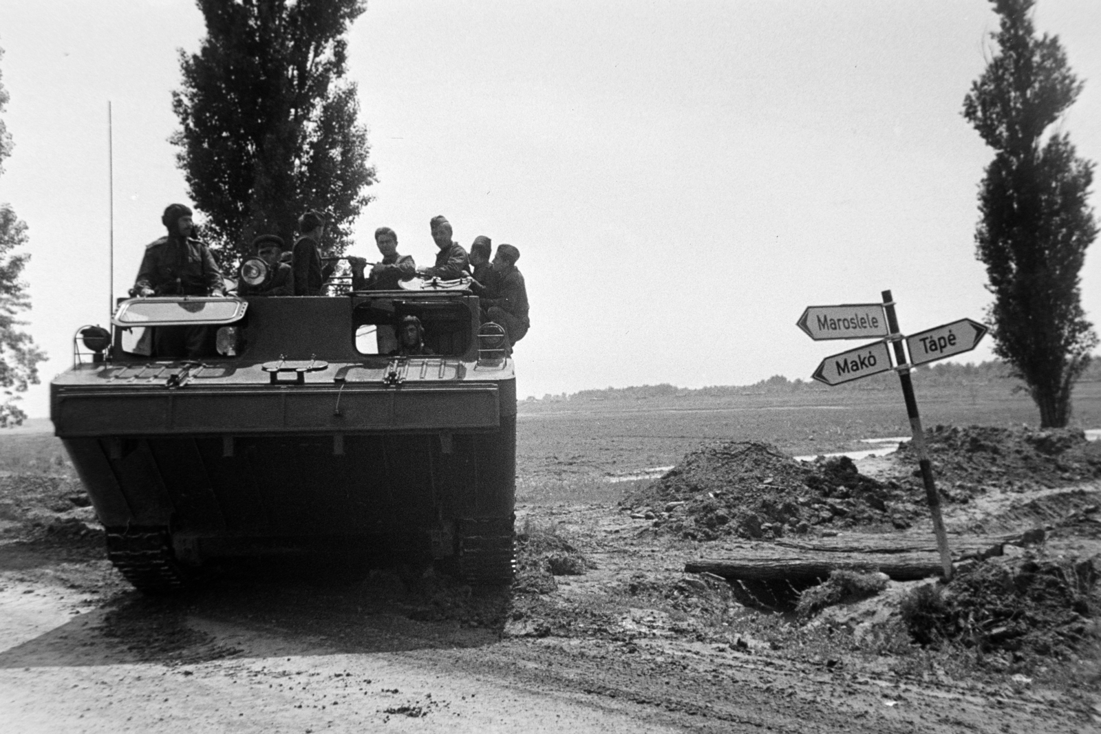 Hungary, Maroslele, a Tápé és Makó közötti út elágazásánál az 1970 tavaszi árvíz idején., 1970, Bojár Sándor, road signs, tank, Fortepan #195704