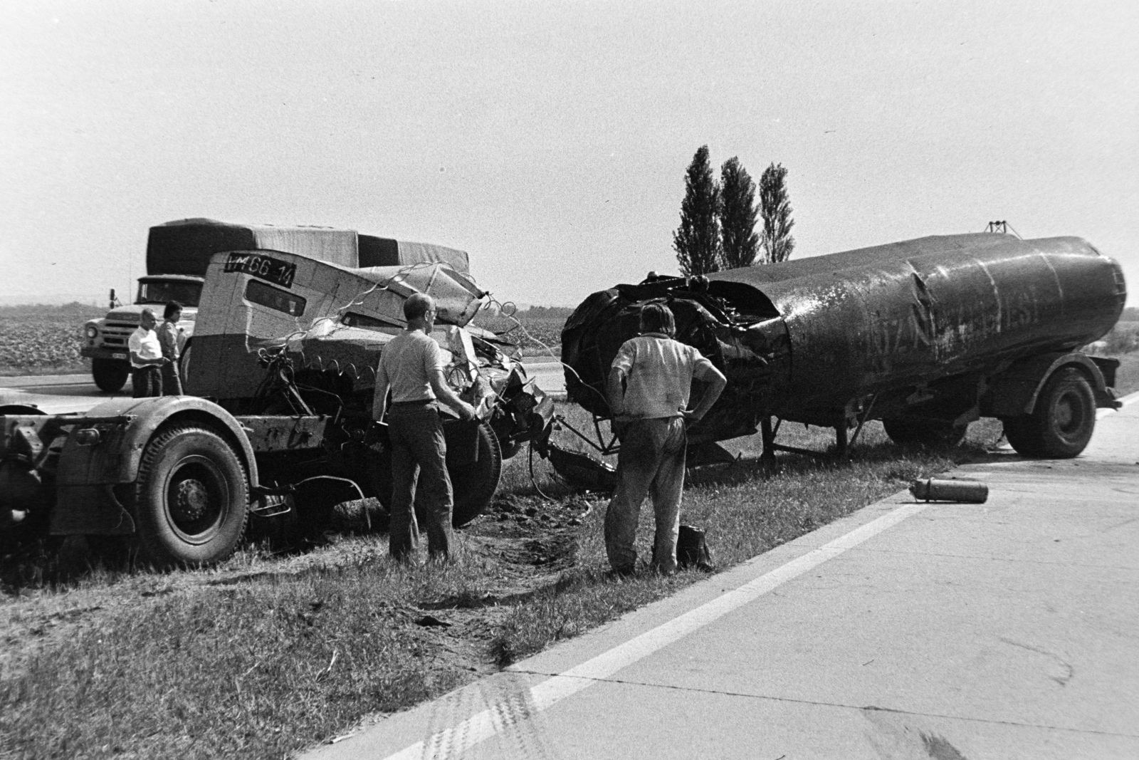 Hungary, M7-es autópálya, balesetet szenvedett bitumenszállító vontató., 1977, Bojár Sándor, accident, Fortepan #195712