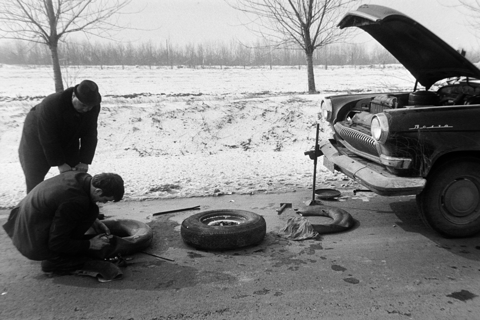 1972, Bojár Sándor, changing tyre, Fortepan #195713