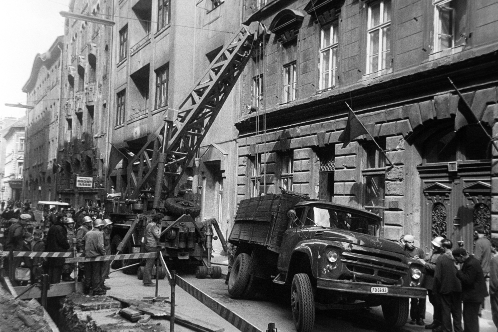 Hungary, Budapest VII., Csengery utca a Dob utca irányába nézve. Szénszállító teherautó kiemelési munkálata az 5-ös számú ház előtti beszakadt járdán., 1971, Bojár Sándor, Budapest, Fortepan #195716