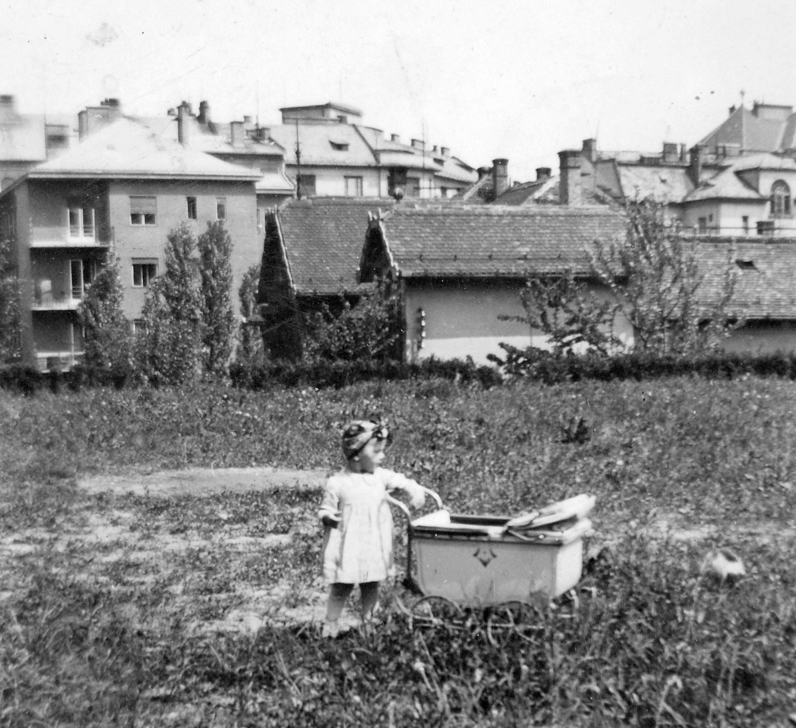 Hungary, Budapest XII., a Böszörményi út és Kiss János Altábornagy utca közötti terület a Szoboszlai utcánál. Háttérben az Ugocsa utca épületei., 1950, Fortepan, baby carriage, genre painting, Budapest, Fortepan #19572