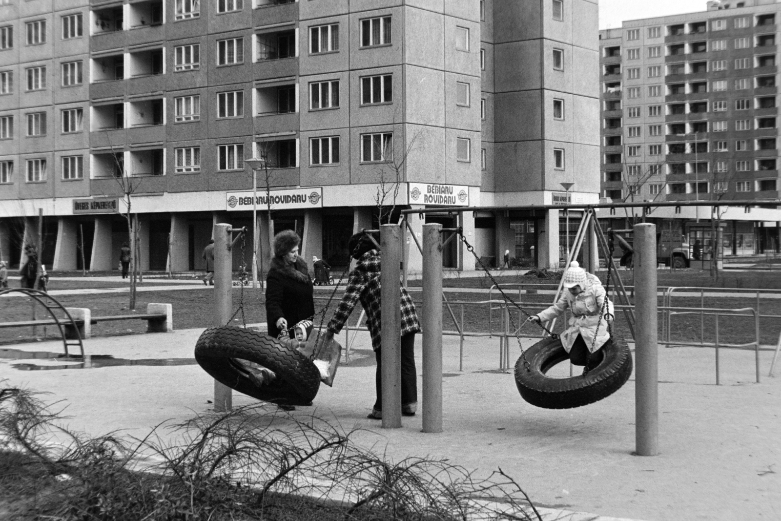 Hungary, Budapest III., Békásmegyeri lakótelep, Hímző utcai játszótér, jobbra a háttérben a Hatvany Lajos utca 2-8. számú ház., 1979, Bojár Sándor, playground, Budapest, Fortepan #195721
