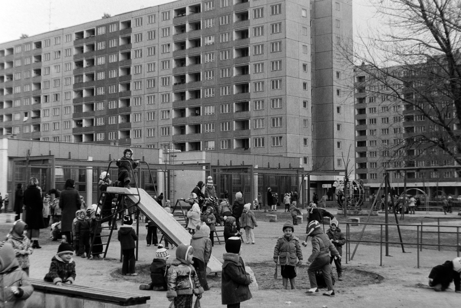 Hungary, Budapest III., Békásmegyeri lakótelep, a Medgyessy Ferenc utcai ma Hétszínvirág Művészeti Óvoda udvara, középen a háttérben a Hímző utca panelházai., 1979, Bojár Sándor, Budapest, Fortepan #195725