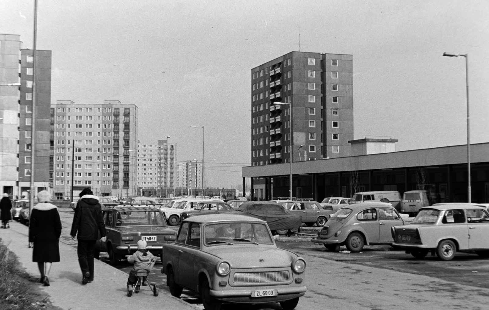 Magyarország, Budapest III., Békásmegyeri lakótelep, Boglár utca a Juhász Gyula utca felé nézve. Távolabb a Gyűrű utca - Hatvany Lajos utca határolta területen álló panelházak., 1979, Bojár Sándor, Trabant 601, rendszám, Budapest, tricikli, Fortepan #195729