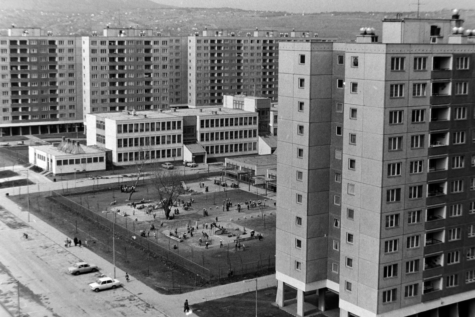 Hungary, Budapest III., Békásmegyeri lakótelep, kilátás a Pünkösdfürdő utca 38. számú házból a Pünkösdfürdő utcára, szemben a Medgyessy Ferenc utcai Általános Iskola és Kabar utcai panelházak., 1979, Bojár Sándor, Budapest, Fortepan #195730