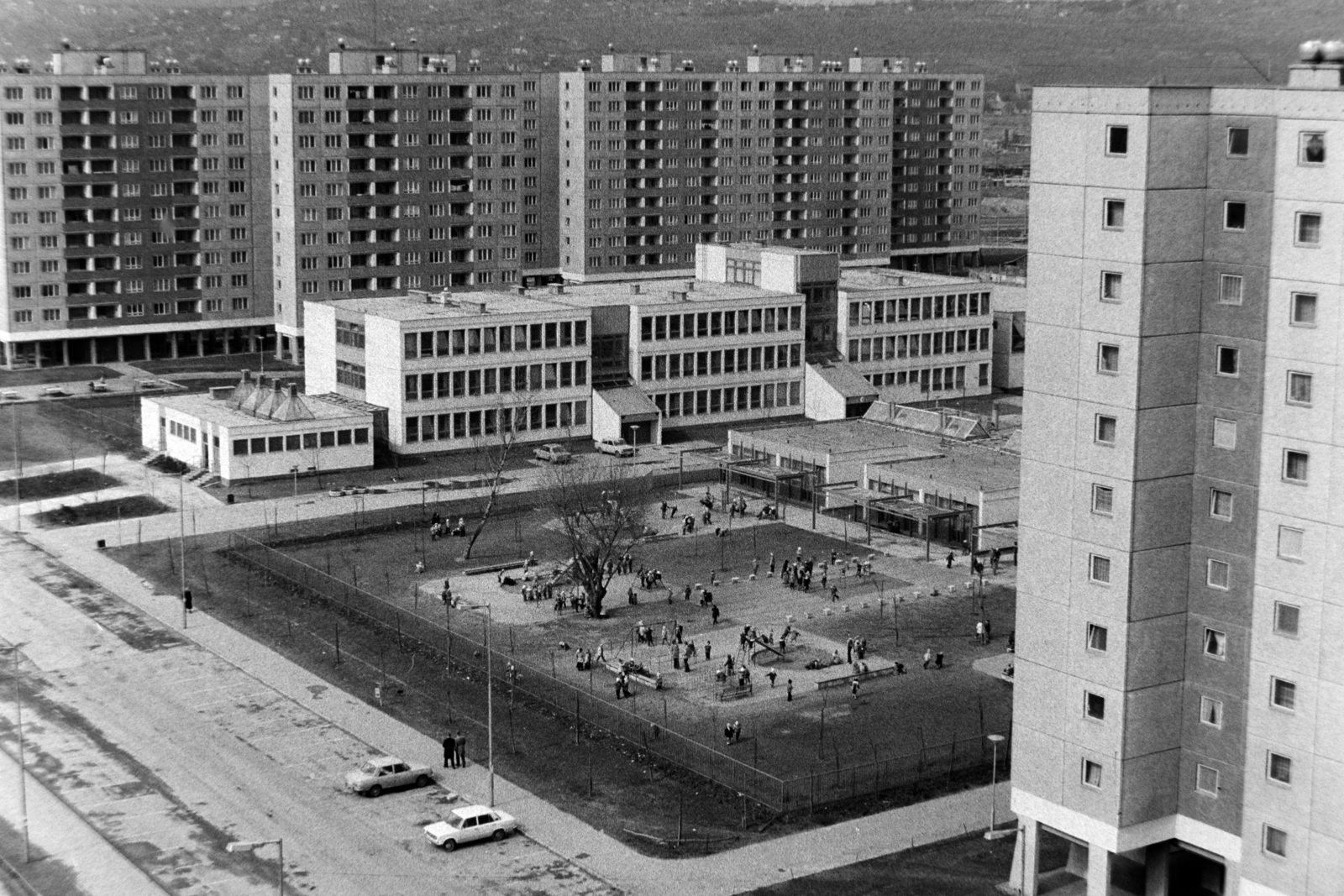 Magyarország, Budapest III., Békásmegyeri lakótelep, kilátás a Pünkösdfürdő utca 38. számú házból a Pünkösdfürdő utcára, szemben a Medgyessy Ferenc utcai Általános Iskola és Kabar utcai panelházak., 1979, Bojár Sándor, Budapest, Fortepan #195732