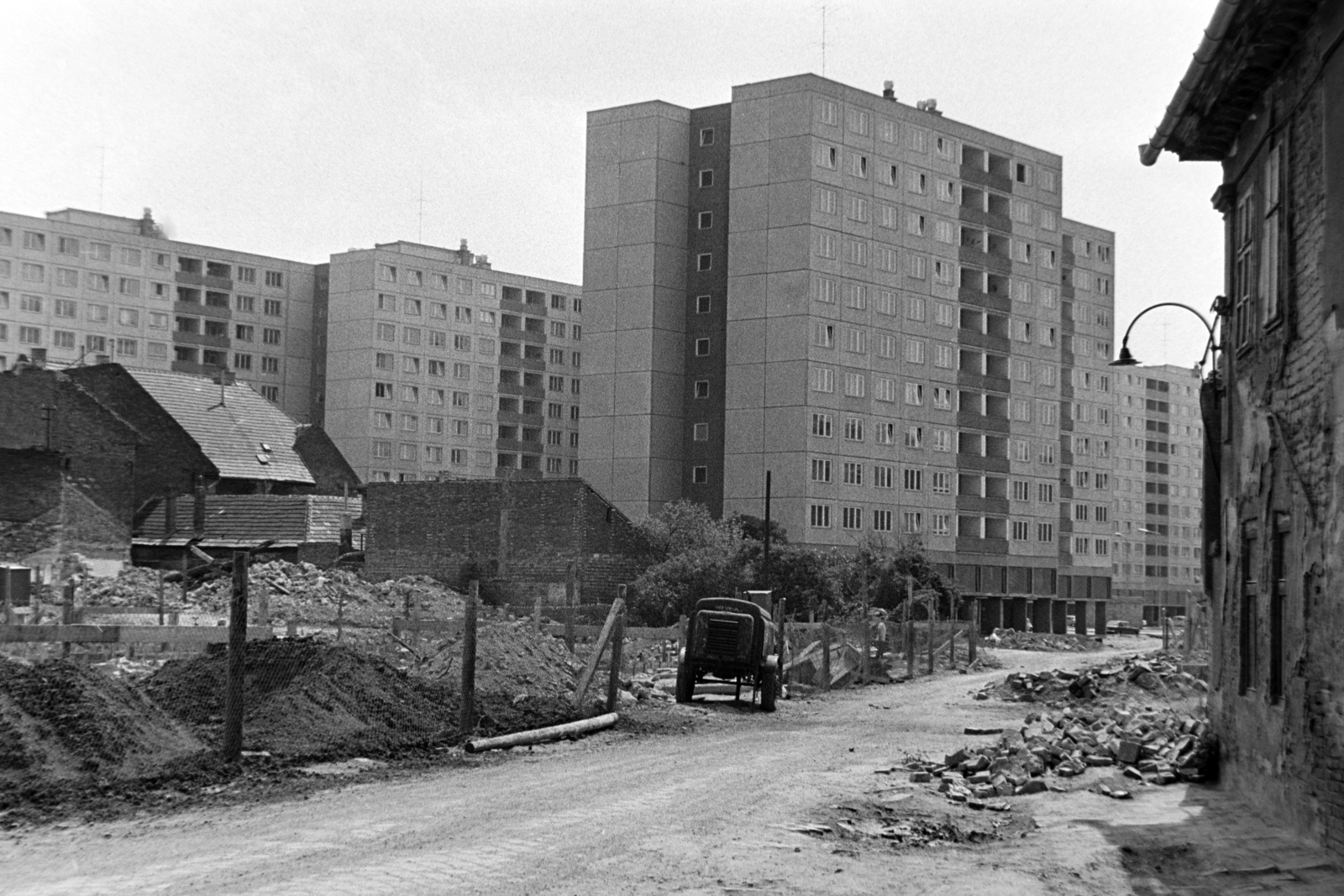 Hungary, Óbuda, Budapest III., Mókus utca a Lajos utcai panelházak felé nézve., 1975, Bojár Sándor, Budapest, Fortepan #195735