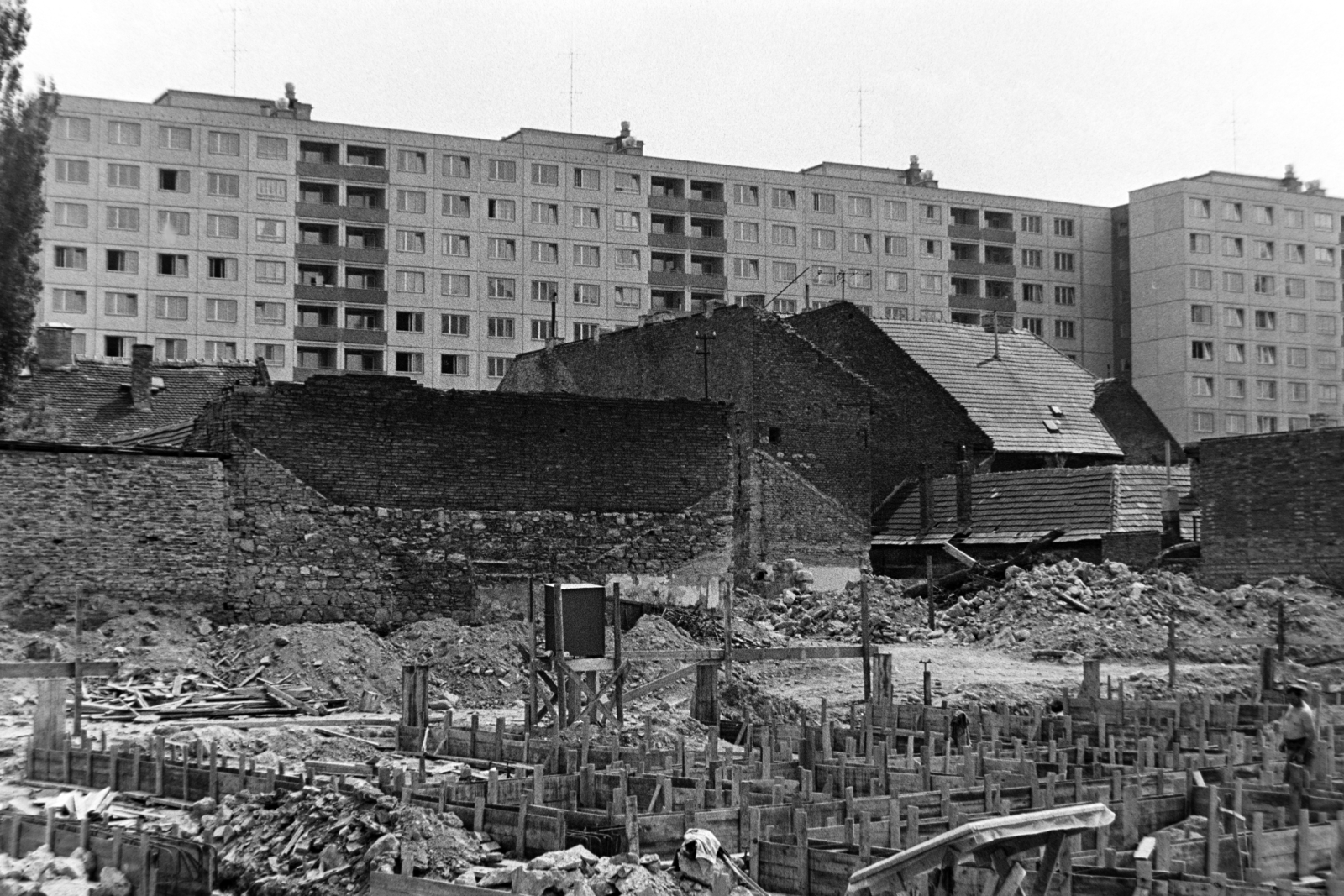 Hungary, Óbuda, Budapest III., Mókus utca, a Mókus Óvoda építkezése, háttérében a Lajos utca panelházai., 1975, Bojár Sándor, Budapest, Fortepan #195737