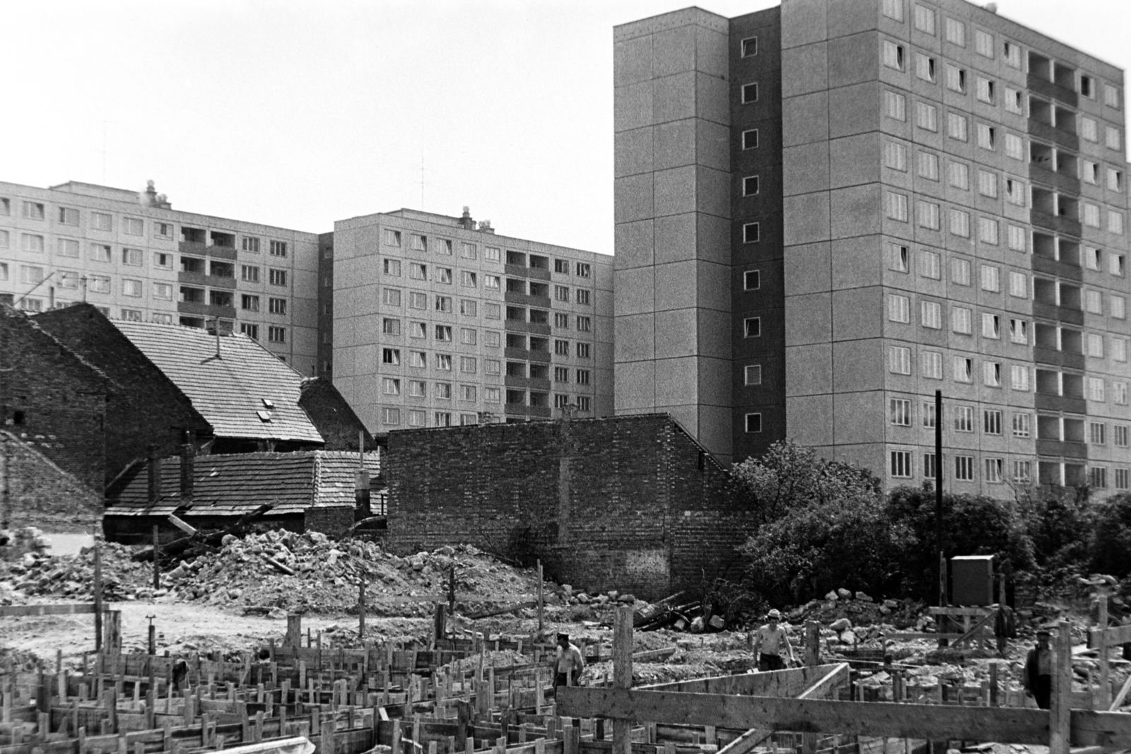 Hungary, Óbuda, Budapest III., Mókus utca, a Mókus Óvoda építkezése, háttérében a Lajos utca panelházai., 1975, Bojár Sándor, Budapest, Fortepan #195738