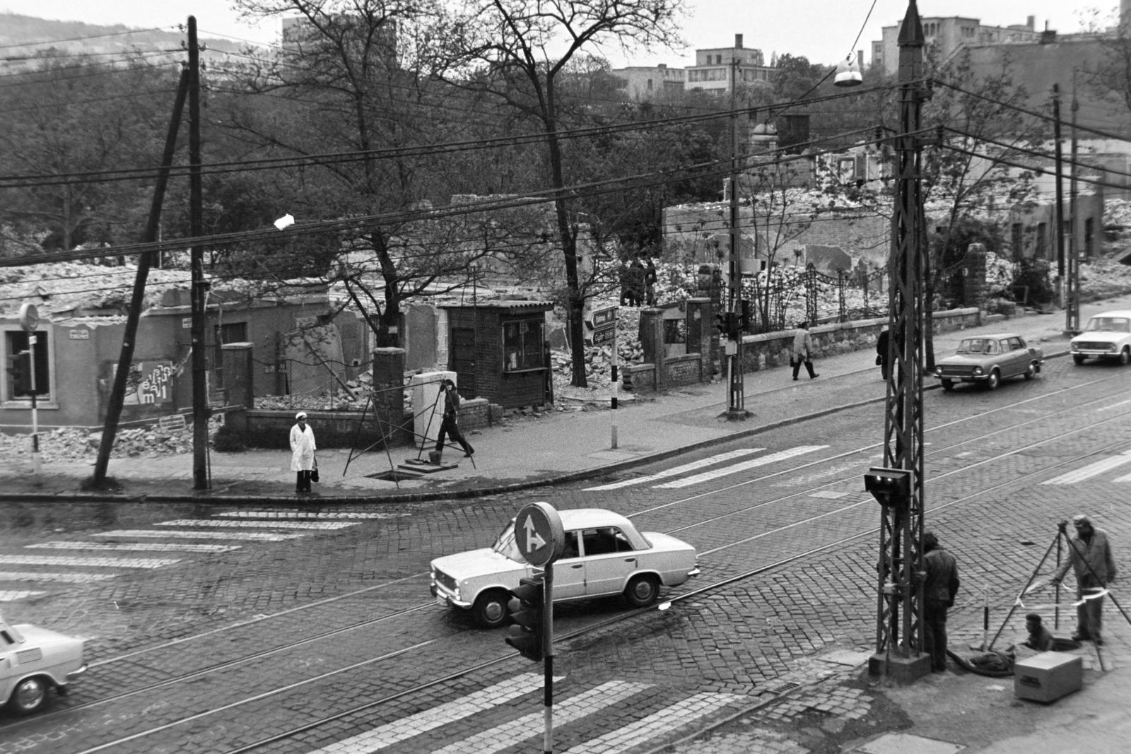 Hungary, Budapest XI.,Budapest XII., bontási munkák a Budaörsi út - Hegyalja út - Alkotás utca találkozásánál., 1975, Bojár Sándor, Budapest, Fortepan #195750