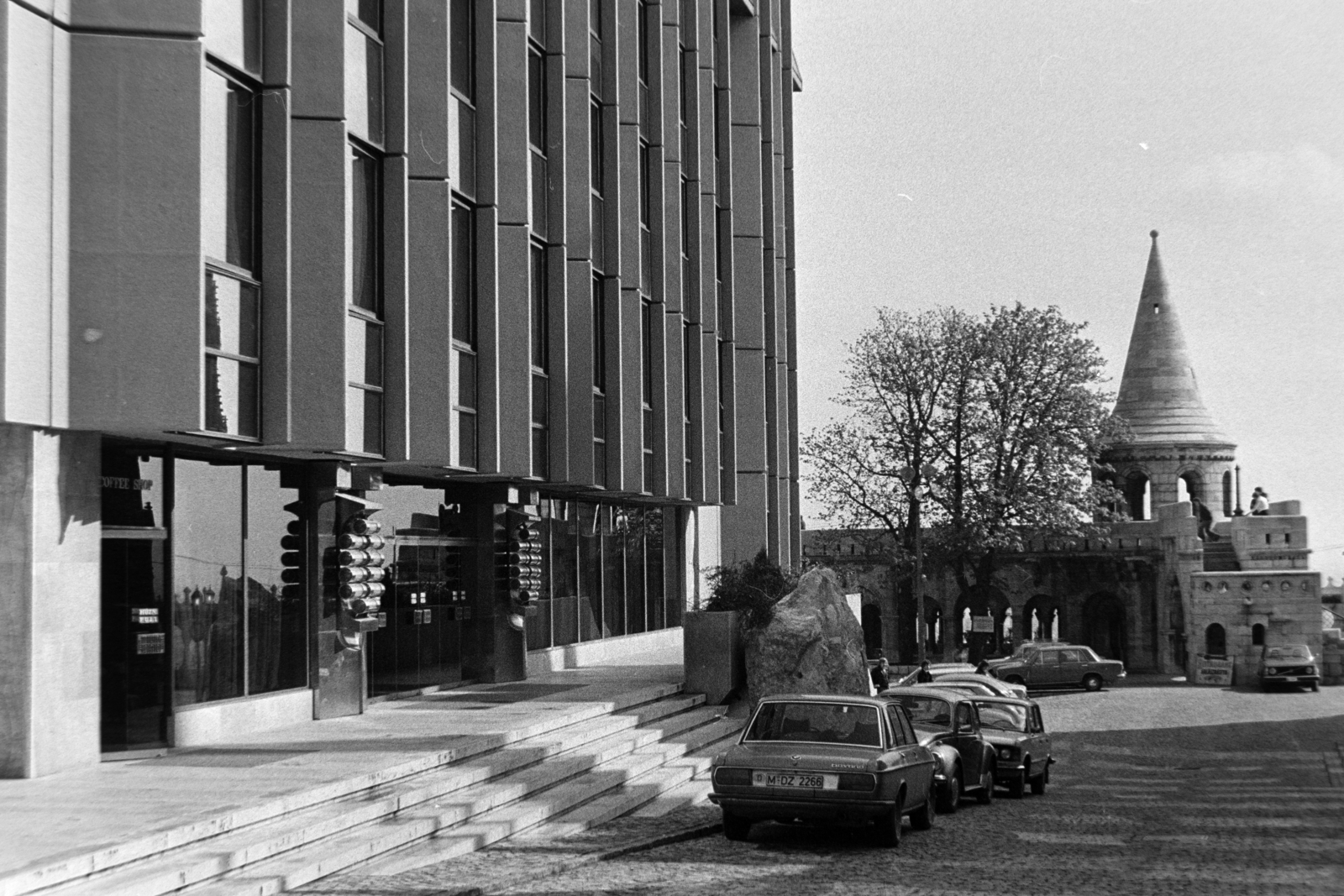 Hungary, Budapest I., Szentháromság tér, szemben a Halászbástya, balra a Hilton szálló., 1977, Bojár Sándor, Budapest, Fortepan #195755