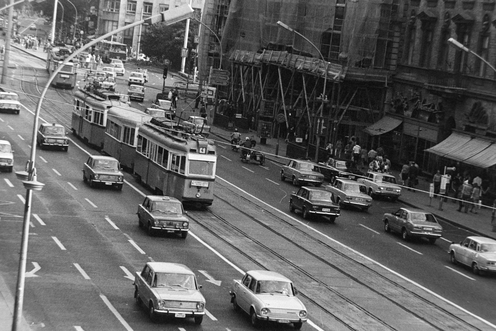 Magyarország, Budapest VII.,Budapest VIII., Erzsébet (Lenin) körút a Blaha Lujza tér és a József körút felé nézve. A felvétel a New York palotából készült., 1977, Bojár Sándor, Skoda-márka, villamos, oldalkocsis motorkerékpár, Budapest, Fortepan #195759