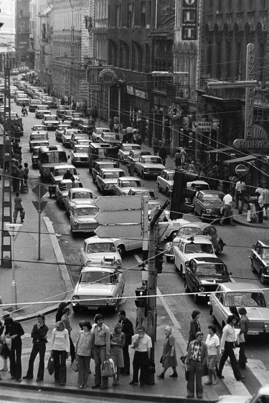 Magyarország, Budapest VII., a Dohány utca az Erzsébet (Lenin) körút felől nézve. A felvétel a New York palotából készült., 1977, Bojár Sándor, Budapest, Fortepan #195760