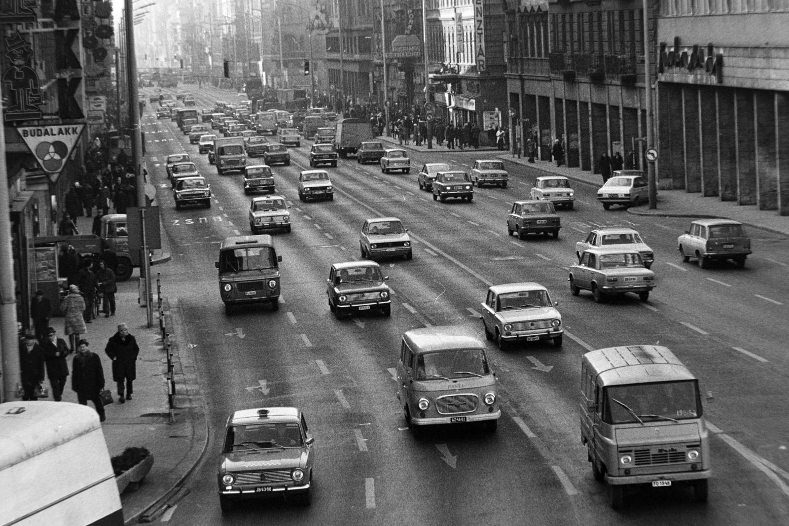 Magyarország, Budapest VII.,Budapest VIII., a Rákóczi út a Baross téri felüljáróról nézve., 1977, Bojár Sándor, Barkas-márka, Volkswagen-márka, Zuk-márka, Budapest, Budalakk vállalat, Fortepan #195764