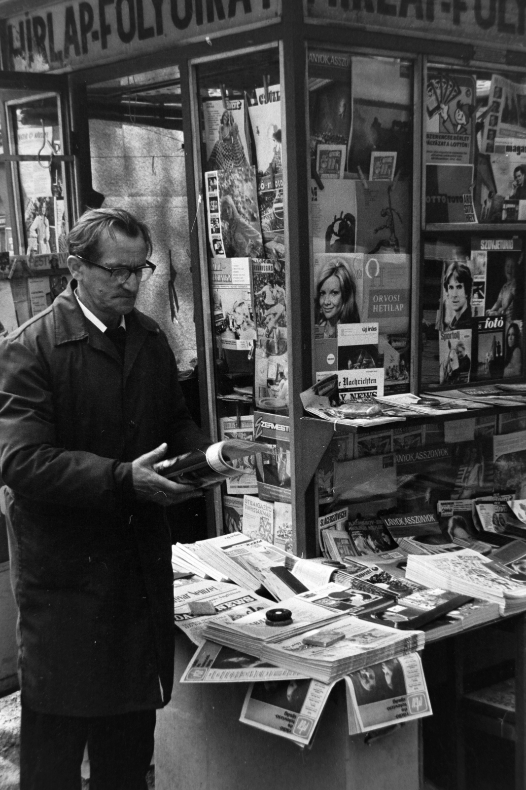 1975, Bojár Sándor, newsstand, Fortepan #195767