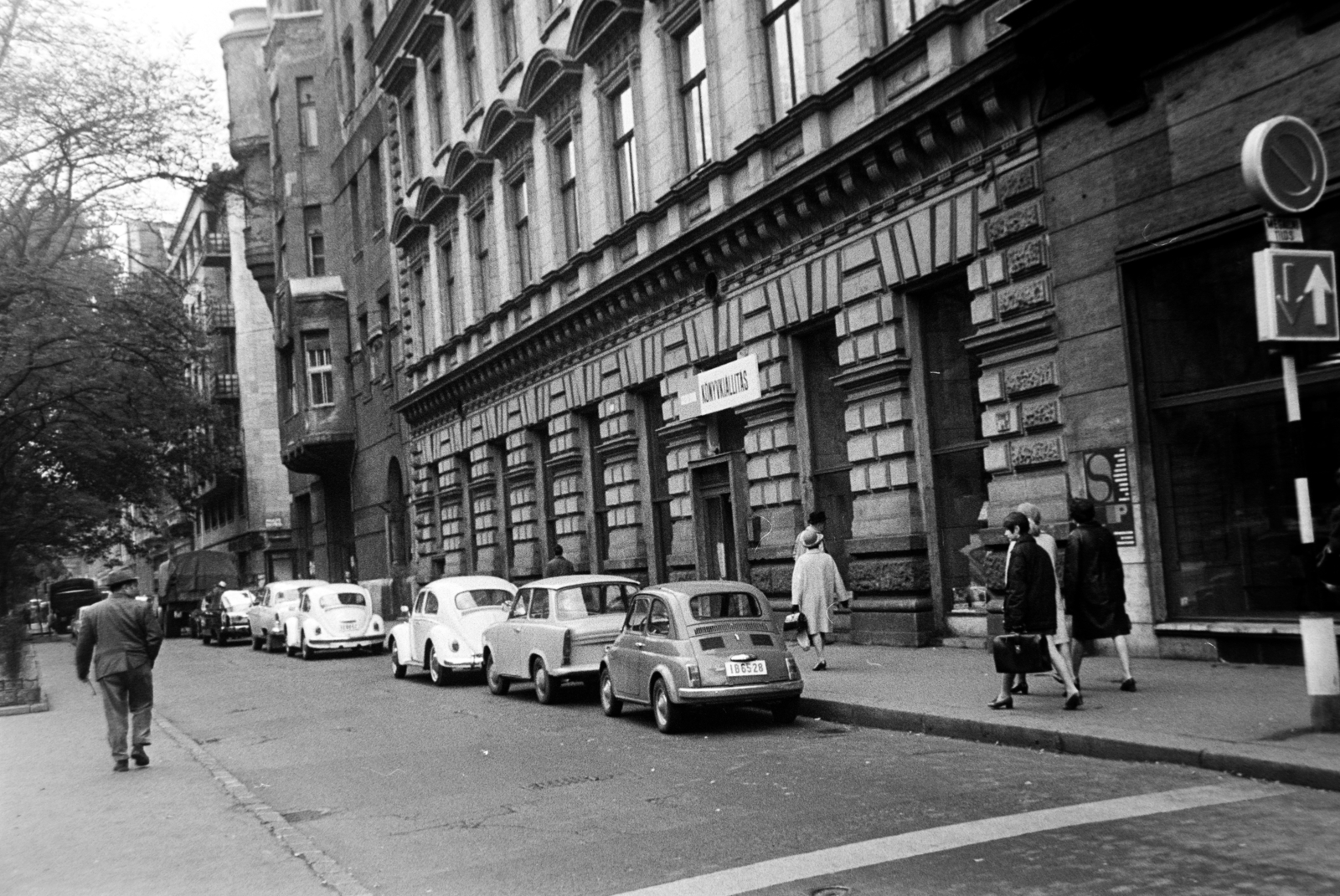 Hungary, Budapest VI., Liszt Ferenc tér az Andrássy út (Népköztársaság útja) felől nézve., 1970, Bojár Sándor, number plate, Budapest, Fortepan #195768