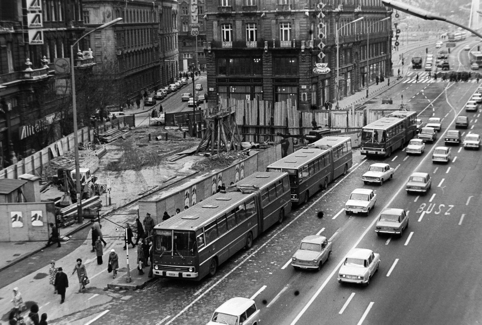 Hungary, Budapest V., Ferenciek tere (Felszabadulás tér) az aluljárórendszer kiépítése idején. Szemben a Duna utca és a Szabad sajtó út között a déli Klotild palota., 1975, Bojár Sándor, Budapest, traffic, Fortepan #195775