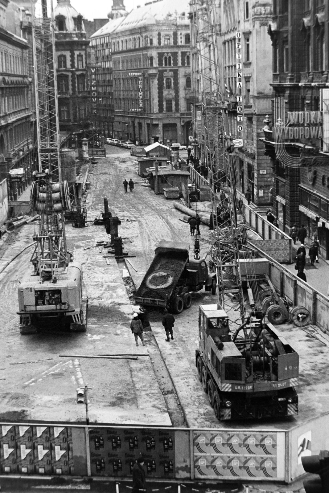 Hungary, Budapest V., Ferenciek tere (Károlyi Mihály utca) a közúti aluljáró építése idején., 1975, Bojár Sándor, Budapest, crane, Praga-brand, Praga V3S, Kirow-brand, Fortepan #195776