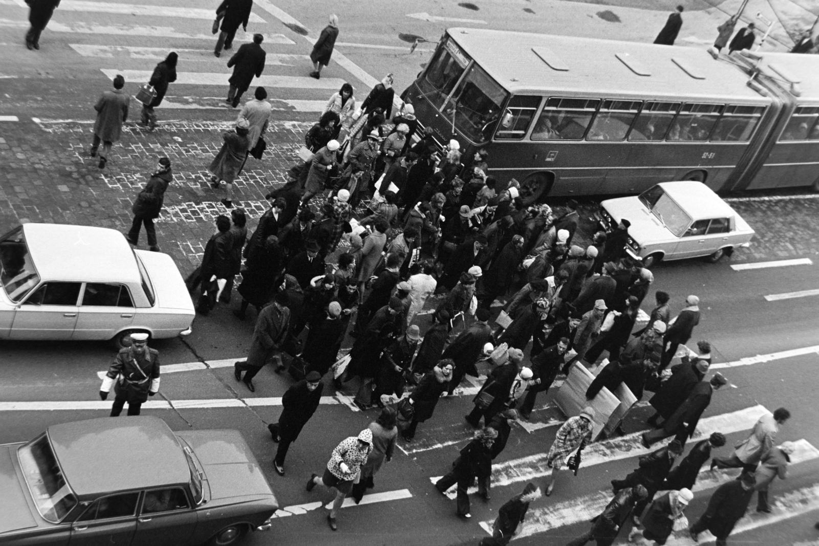 Hungary, Budapest V., Ferenciek tere (Felszabadulás tér) az aluljárórendszer kiépítése idején., 1975, Bojár Sándor, Budapest, pedestrian, crosswalk, Fortepan #195777