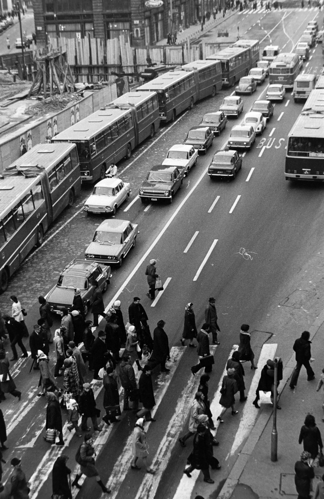 Hungary, Budapest V., Budapest V.
Ferenciek tere (Felszabadulás tér) a Szabad sajtó út felé nézve az aluljárórendszer kiépítése idején., 1975, Bojár Sándor, Budapest, traffic, Fortepan #195779