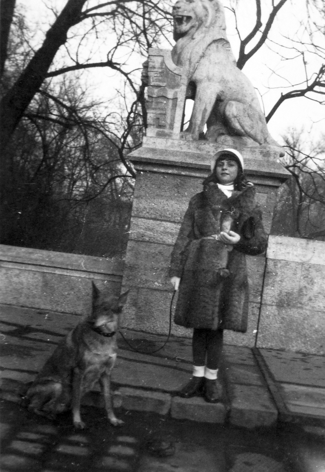 Magyarország, Városliget, Budapest XIV., Vajdahunyad sétány a hídnál., 1932, Rothman család, kőoroszlán, Budapest, Fortepan #19578