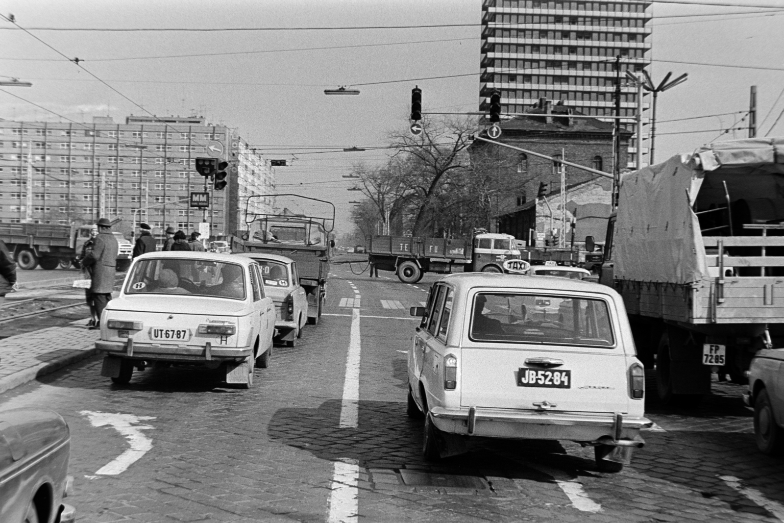 Hungary, Budapest XIII., Váci út - Róbert Károly körút kereszteződés, jobbra a háttérben a SZOT irodaház (később Nyugdíjfolyósító)., 1978, Bojár Sándor, number plate, Budapest, Fortepan #195788