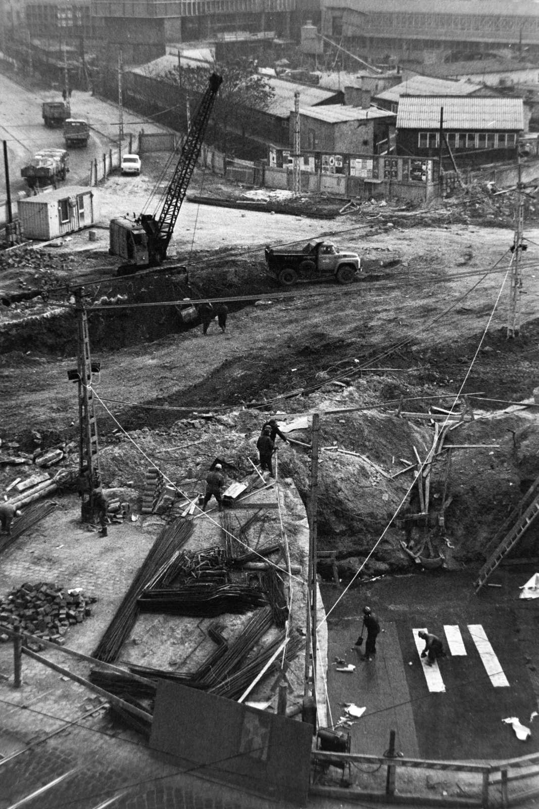 Hungary, Budapest VIII.,Budapest IX., Nagyvárad tér az aluljáró építési területe. Balra az Orczy (Mező Imre) út, a SOTE (később Semmelweis Egyetem) Elméleti Tömbjének az építkezése., 1975, Bojár Sándor, Budapest, Fortepan #195790