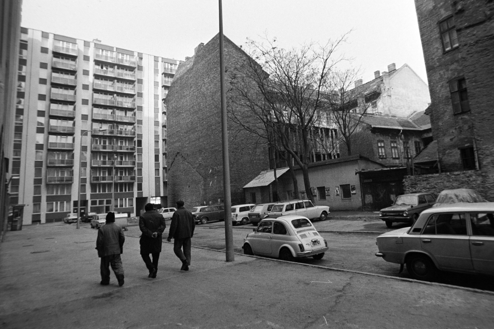 Hungary, Budapest VIII., Baross utca, szemben a 103-as, középen a 105-ös jobb szélen a 107-109 számú épület részlete látszik., 1978, Bojár Sándor, Budapest, Fortepan #195798